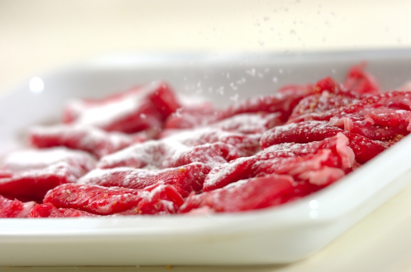 牛肉のオイスター炒めの下準備1