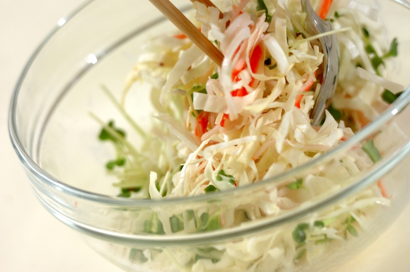 キャベツとカニカマのサラダの作り方1