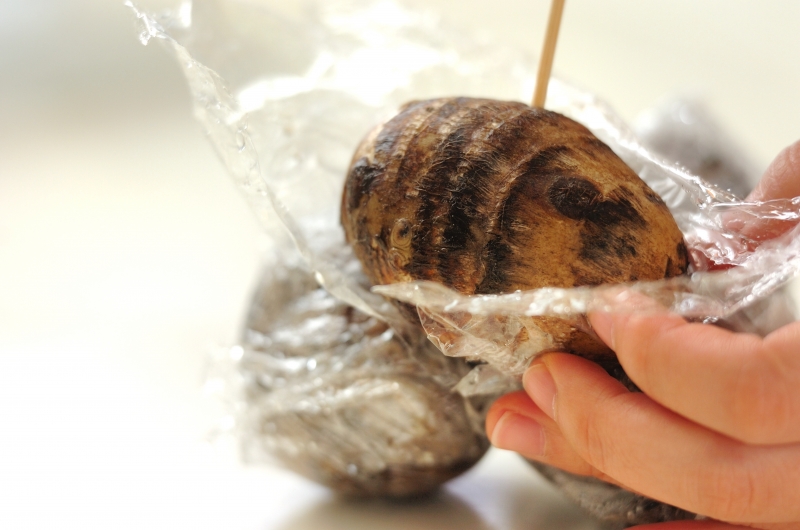 牛肉と里芋のクリーム煮の下準備2