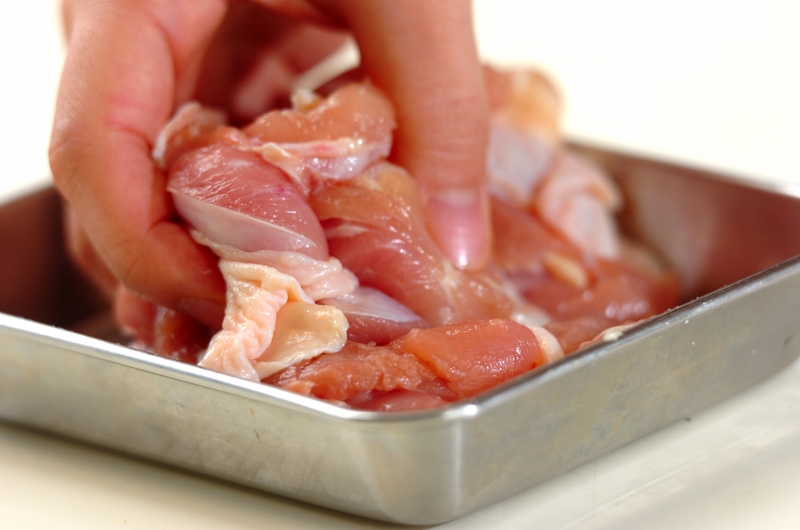 鶏とゴボウの煮ものの下準備1