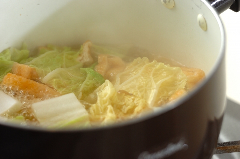 油揚げと白菜のみそ汁の作り方1