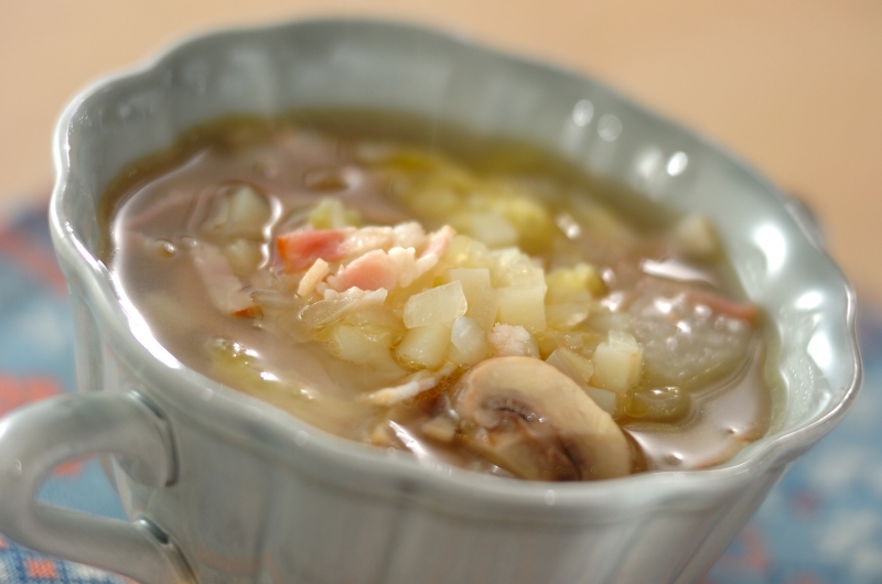 残り野菜とベーコンのスープ