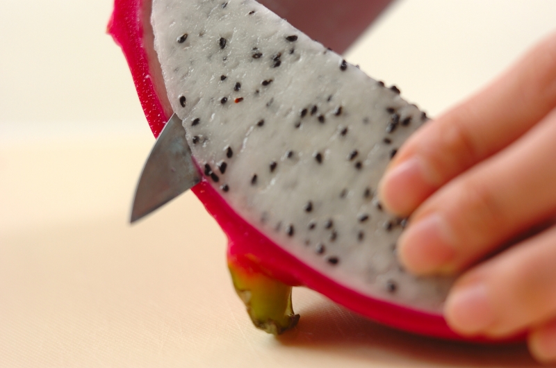 ドラゴンフルーツと生ハムのサラダの下準備1