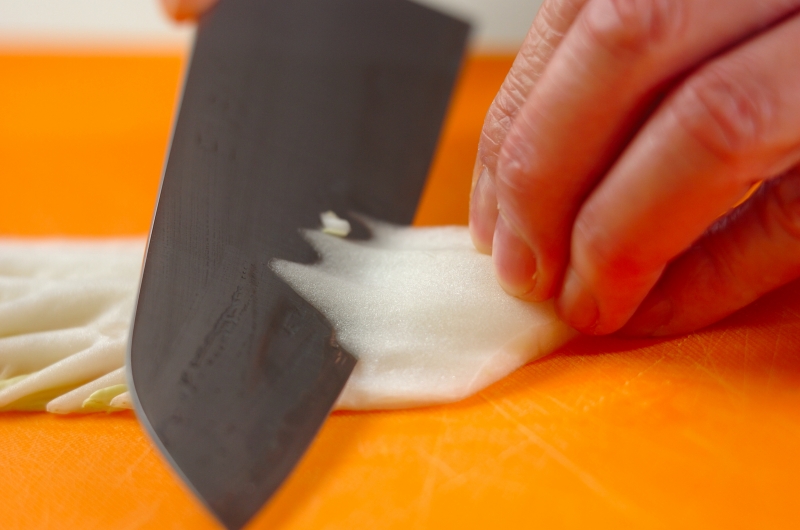 調味料２つ！白菜と油揚げのくったり煮の下準備1