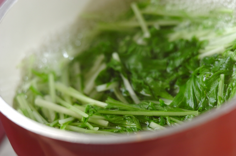 水菜とワカメのみそ汁の作り方1