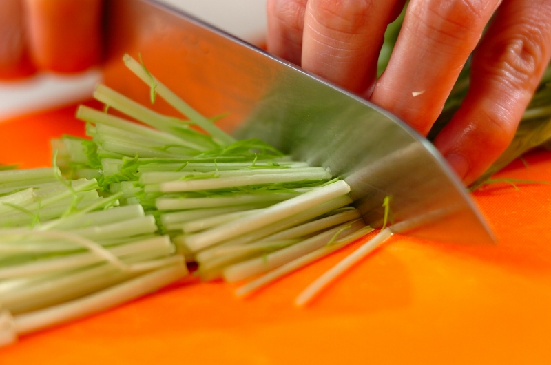 水菜とワカメのみそ汁の下準備1