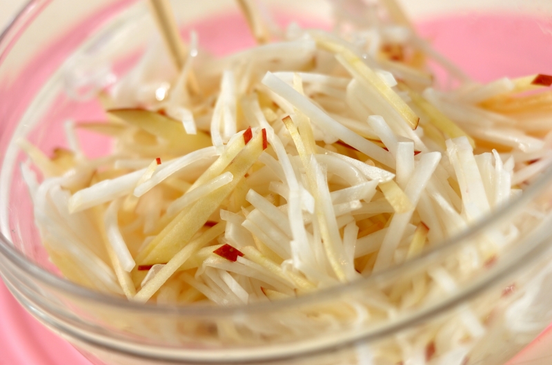 カブとリンゴのコールスローサラダの作り方1