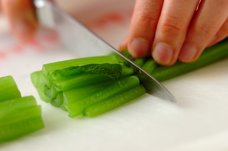 小松菜とニンジンのゴマ和えの下準備2