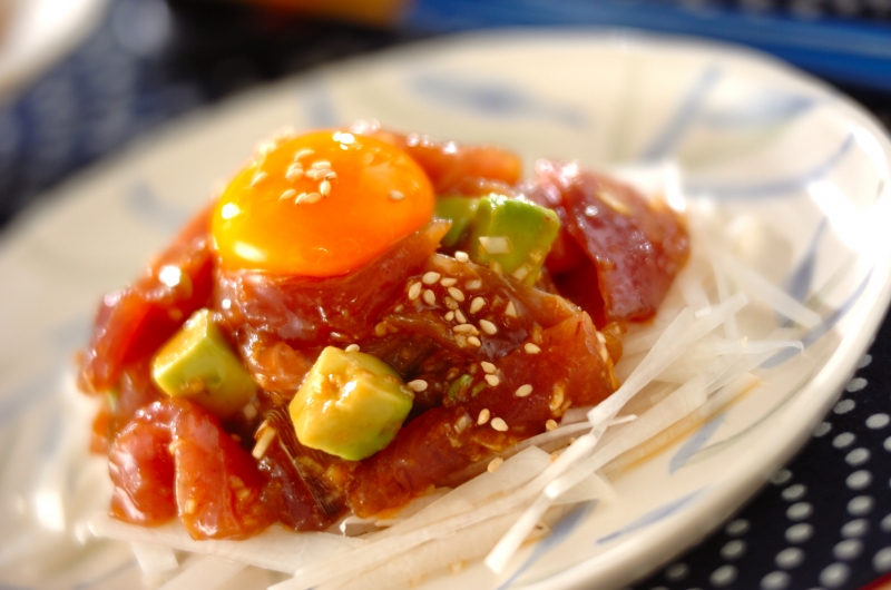 カツオとアボカドのユッケ