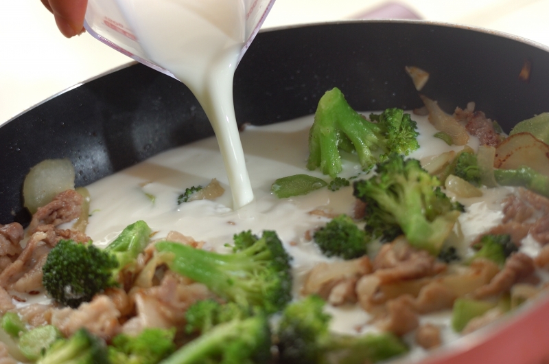 豚肉とブロッコリーのクミン風味グラタンの作り方2