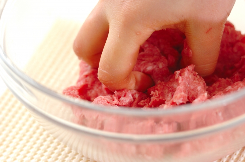 黄金比でおいしいハンバーグ ソースも簡単手作り by金丸 利恵さんの作り方1