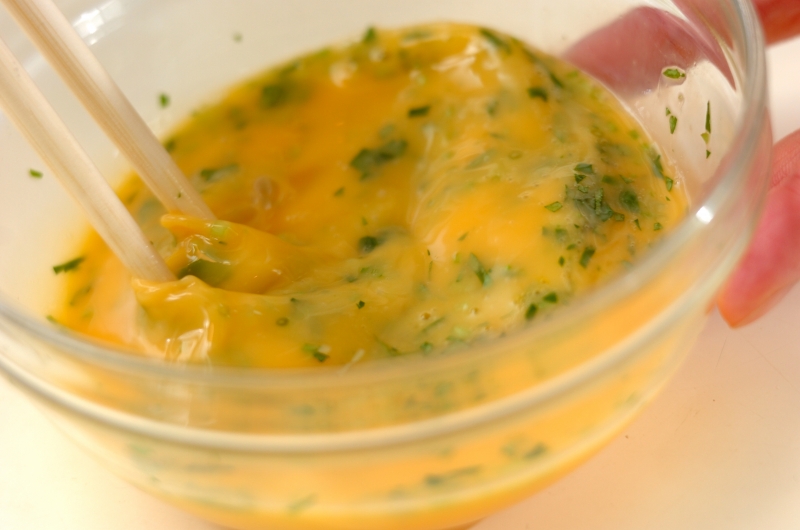 厚焼き卵の下準備1