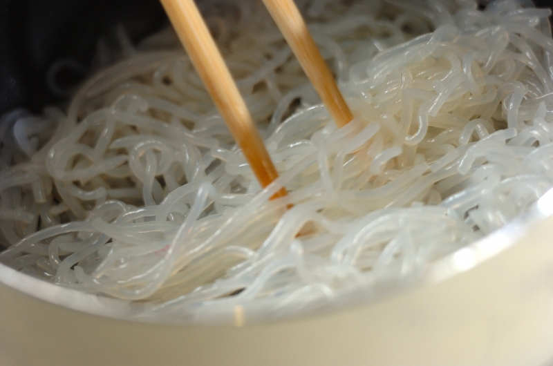 しらたきの鶏そぼろ炒めの作り方1