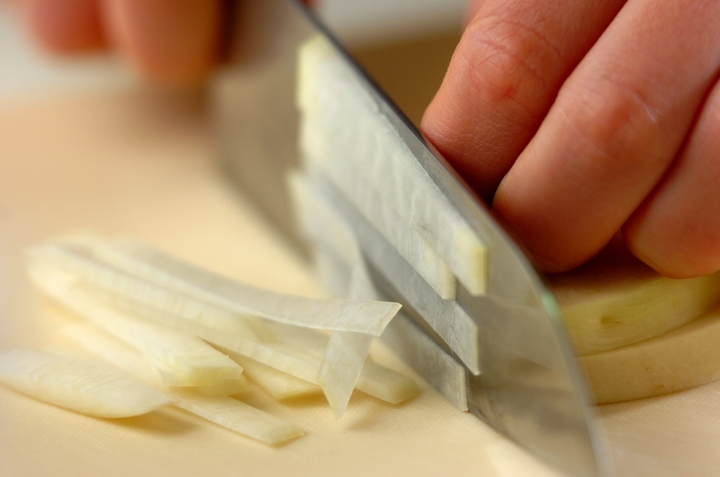 大根と揚げの赤だしみそ汁の下準備1