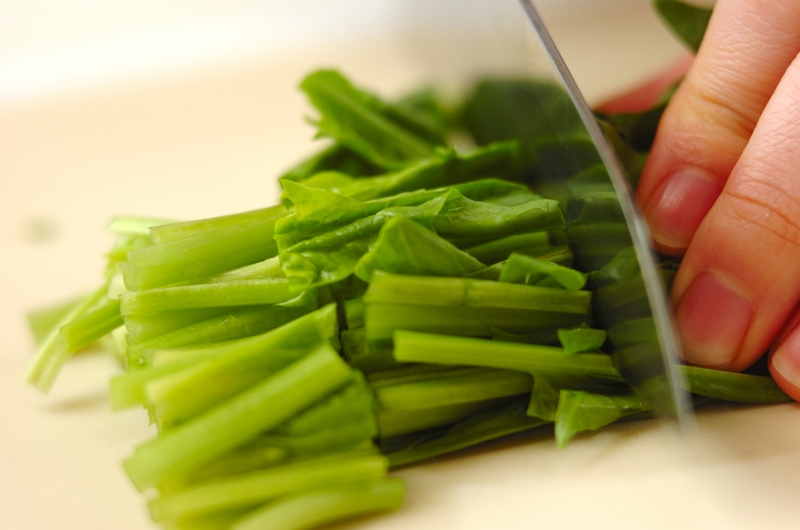 ホウレン草とネギの中華スープの下準備1