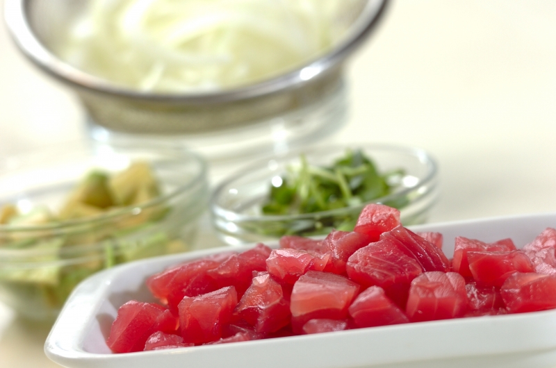 簡単！マグロとアボカドのハワイ風アヒポキ丼の下準備1