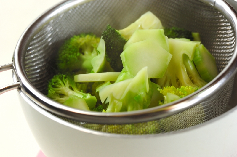 ブロッコリーのガーリックソテーの下準備1