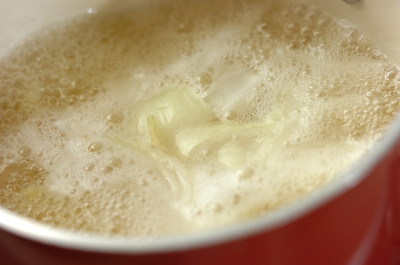 ジャガイモと玉ネギのみそ汁の作り方1