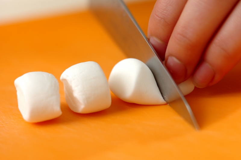 簡単お菓子に！初心者や子供向け マシュマロクッキーの下準備1