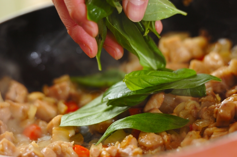 お手軽ガパオのレシピ 本格的なタイの味わいを再現 by山下 和美さんの作り方2