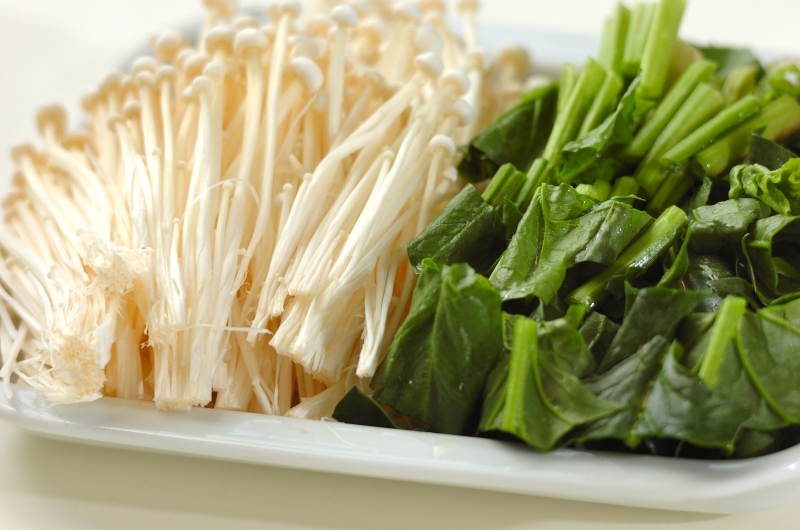 エノキとホウレン草のバターしょうゆの下準備1