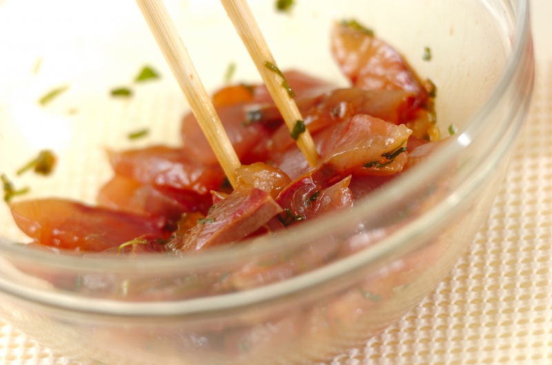 漬けカツオの小さな丼の下準備1