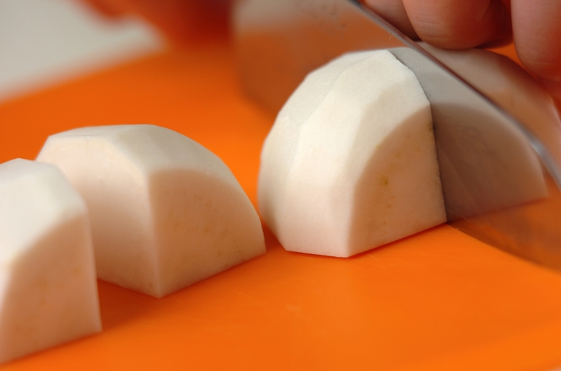 カブの鶏そぼろあんの下準備1