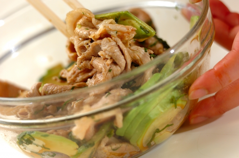 豚しゃぶとアボカドの大葉和えの作り方2