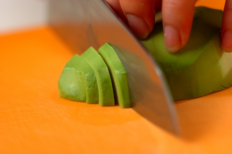 豚しゃぶとアボカドの大葉和えの下準備2