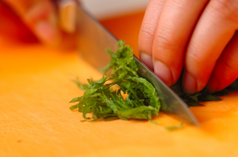 豚しゃぶとアボカドの大葉和えの下準備1