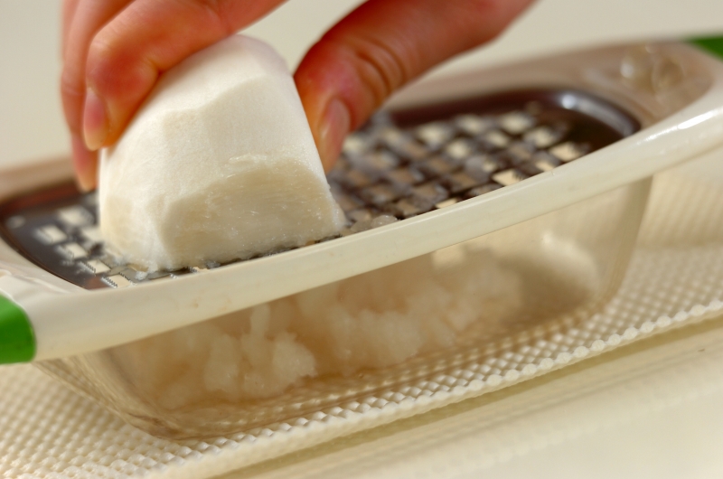 だし巻き卵のすりおろしカブ添えの下準備1