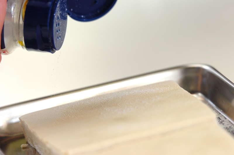 豆腐とオカヒジキのチャンプルーの下準備1