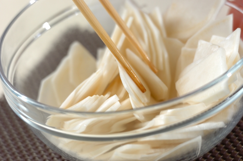 箸休めに 簡単カブの塩昆布和えの下準備1