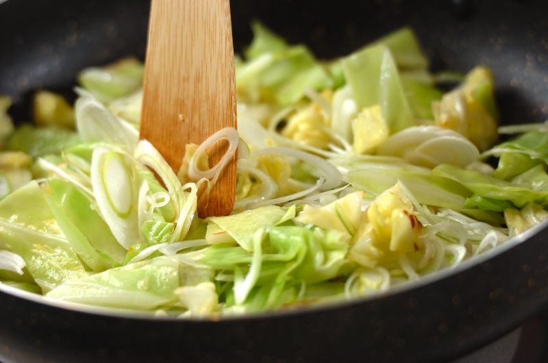 豚ひき肉とキャベツの春巻き 節約おかずレシピの作り方1