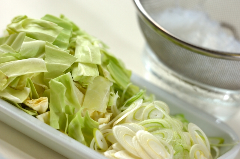 豚ひき肉とキャベツの春巻き 節約おかずレシピの下準備1