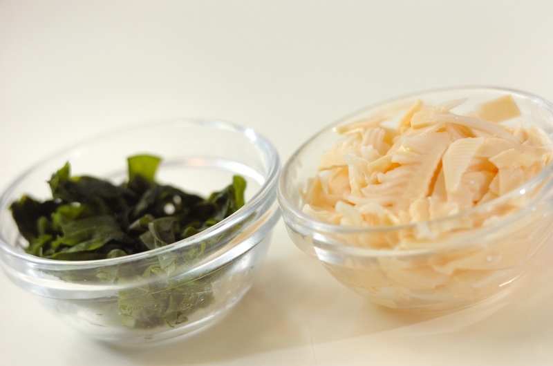 タケノコとワカメのスープの下準備1