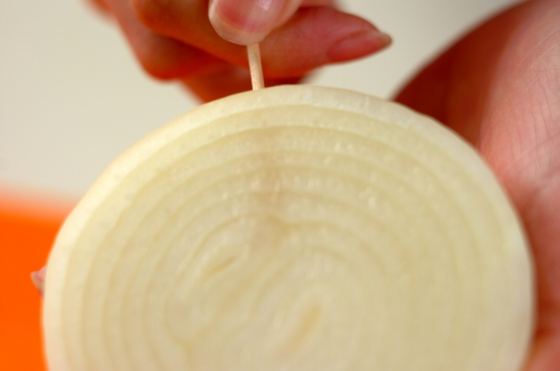 玉ネギのステーキの下準備1