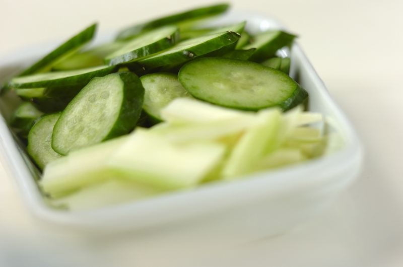 セロリとキュウリの浅漬けの下準備1