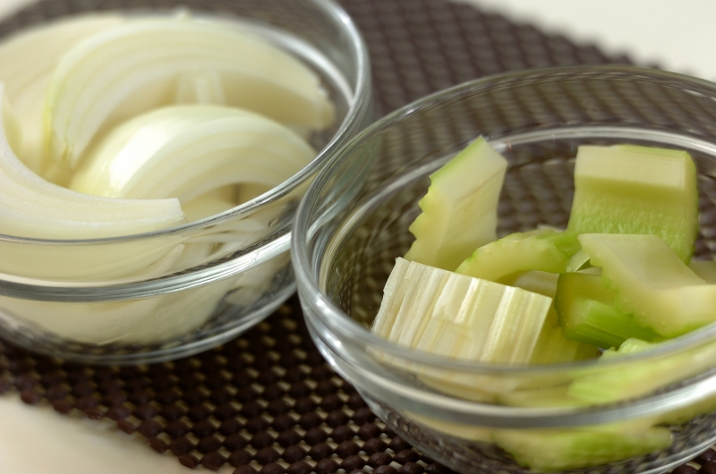 手羽元とセロリのスープの下準備2