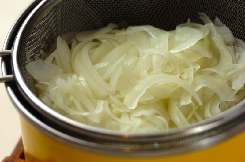 玉ネギのゆかり和えの作り方1