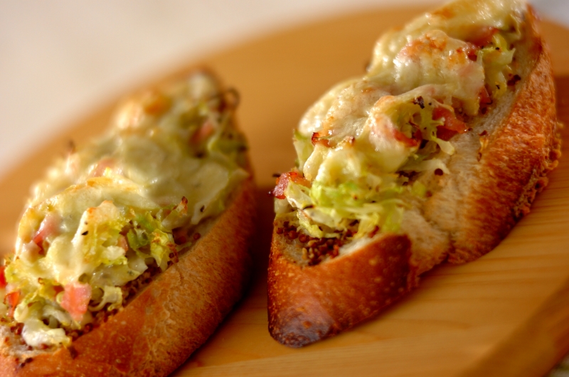 炒めキャベツのオープンサンド