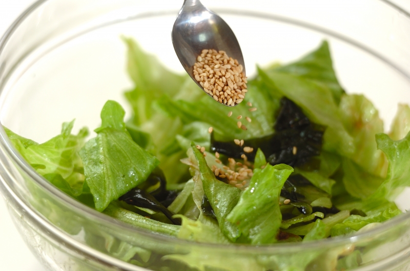 レタスとワカメのラー油和えの作り方2