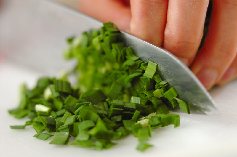 ニラとシラスの厚焼き卵の下準備1