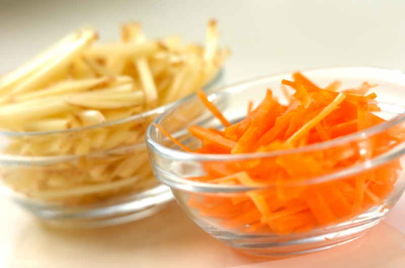 新ジャガとニンジンの甘酢和えの下準備1