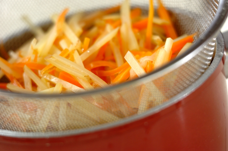 新ジャガとニンジンの甘酢和えの作り方1