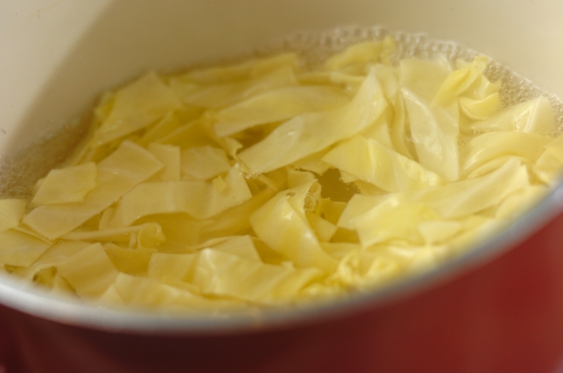 キャベツと天かすのみそ汁の作り方1