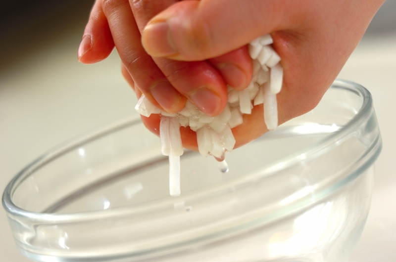 大根と貝柱のマヨ和えの下準備1