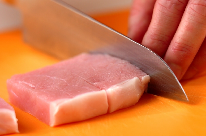 エンドウ豆入り卵とじトンカツ丼の下準備1