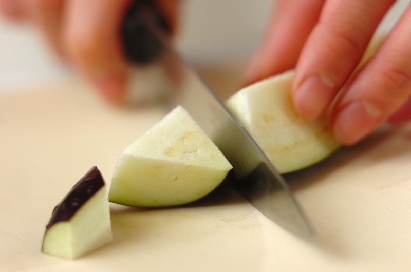 ナスとさつま揚げの煮物の下準備1