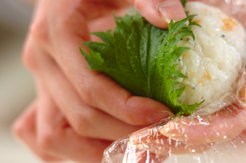 天かすと大葉のおにぎりの作り方2